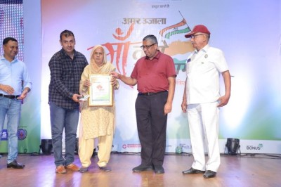 Amar Ujala and LPS Bossard organized “Maa Tujhe Pranam” at MDU Rohtak, honoring ex-servicemen, the families of martyrs, and showcasing dance performances.